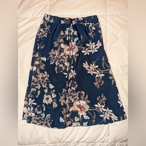 Super cute, Size small=4, has tie in front to make a bow or to tighten skirt.